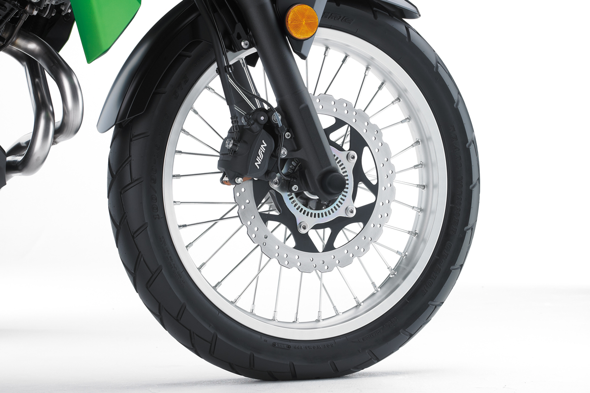 前輪採用多功能車及越野車配備的19吋鋼絲輪框