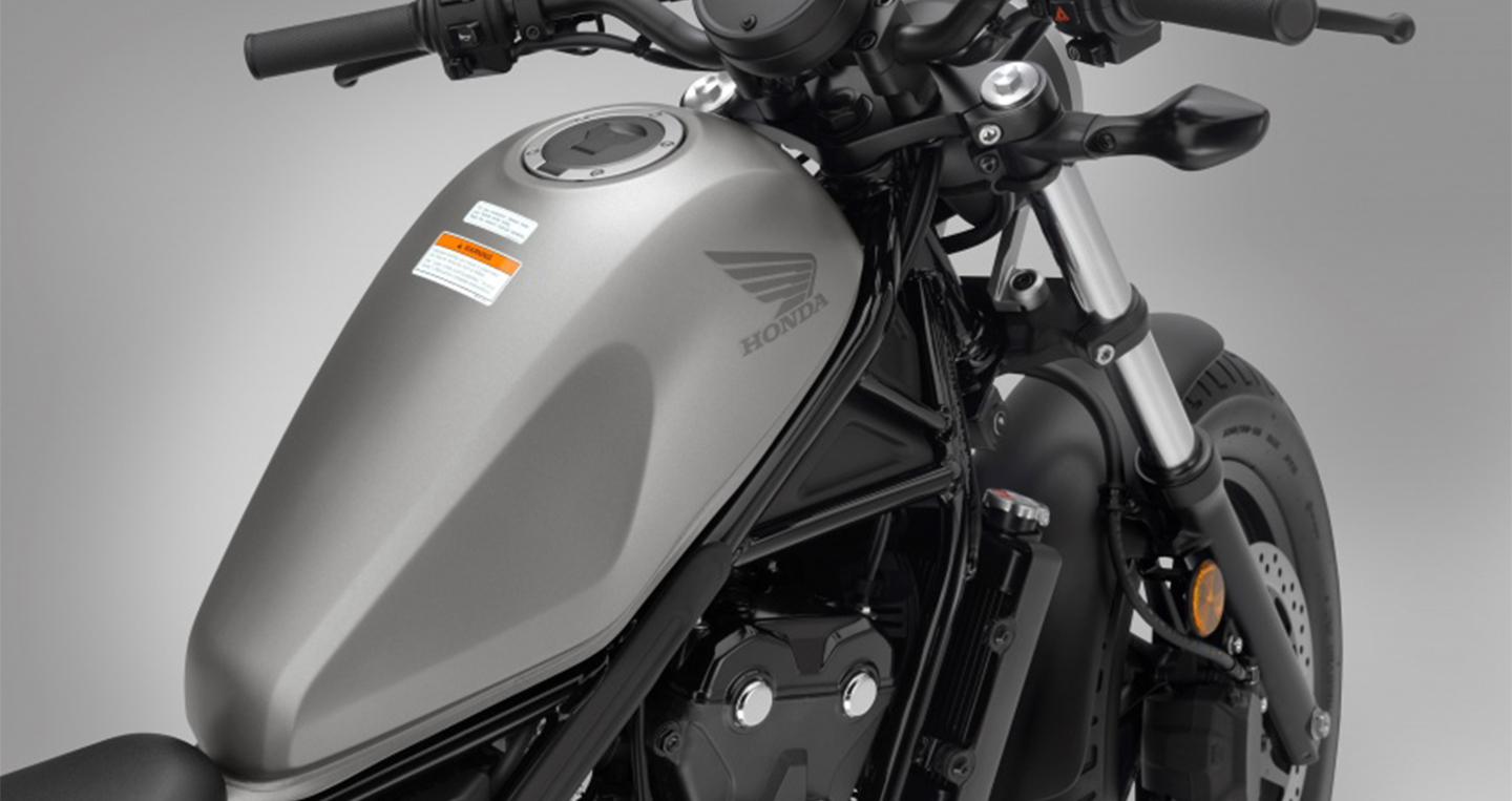 HONDA REBEL 500則是採用雙樑結構,並與副車架採一體式製作,車體有更好的支撐性,在運動表現上有更穩定的回饋。