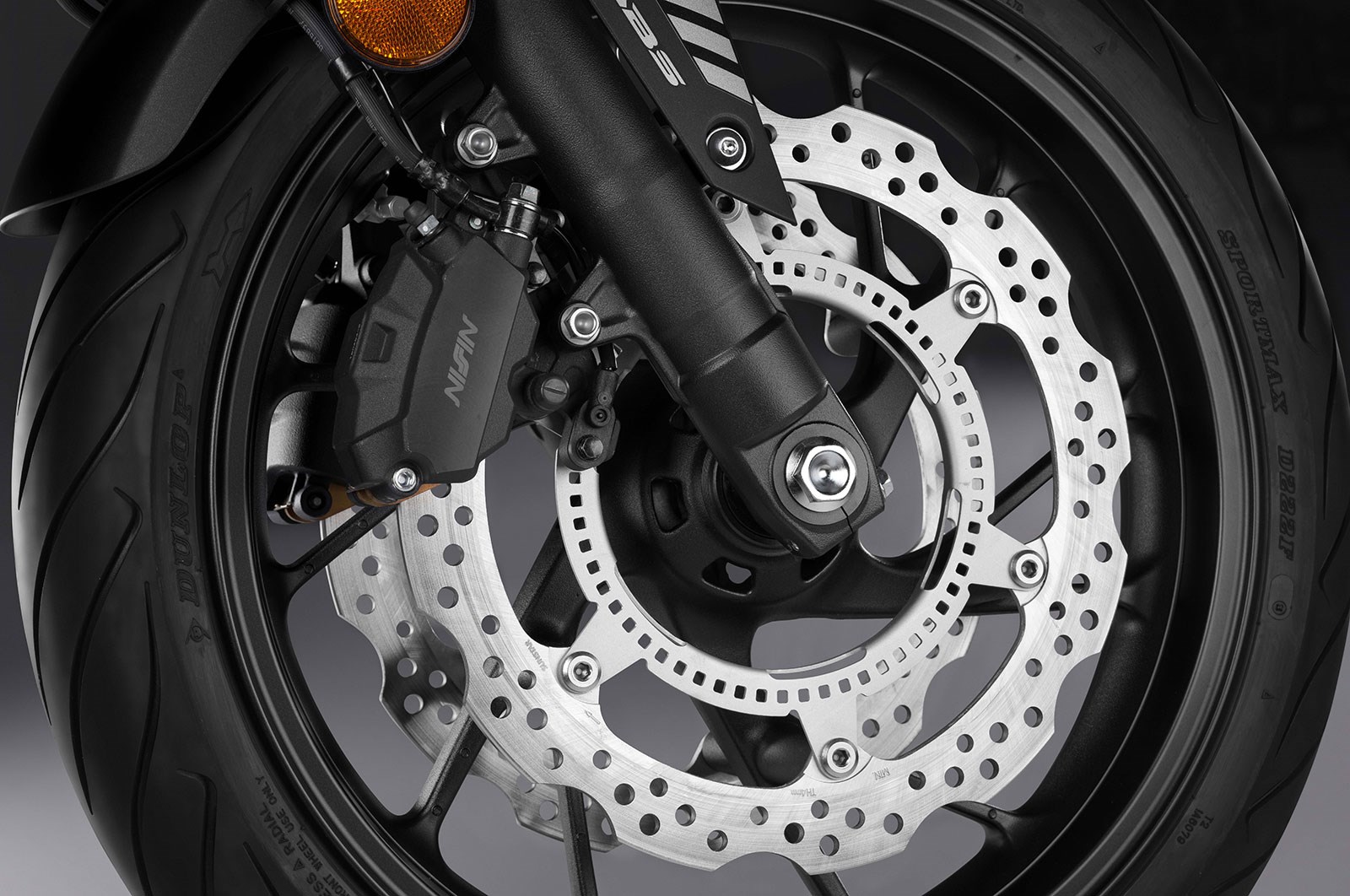 前卡鉗配備新款NISSIN單向雙活塞卡鉗，搭配320mm浪花碟盤