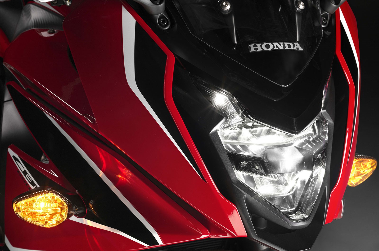 前端的設計能夠將迎風面的高壓直接導入集氣盒，增加進氣效率，對效能提升有直接的幫助