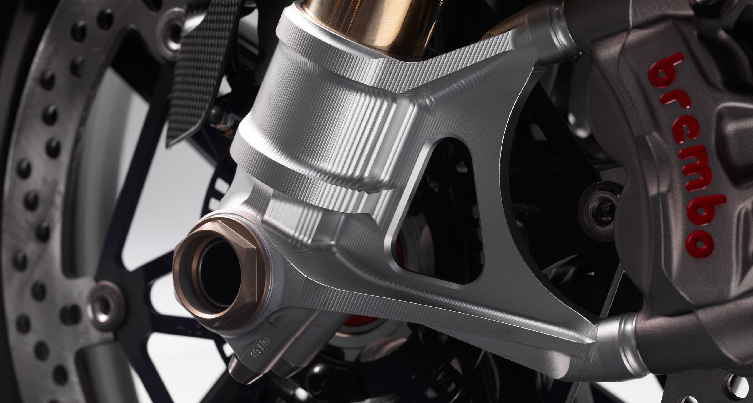 前叉經過大幅度偷輕重量大減