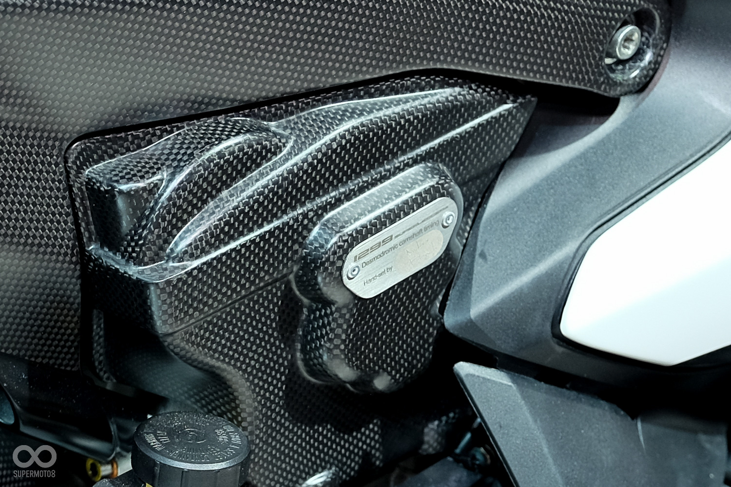 車架上台有個小銘牌，簽有組裝工程師的大名