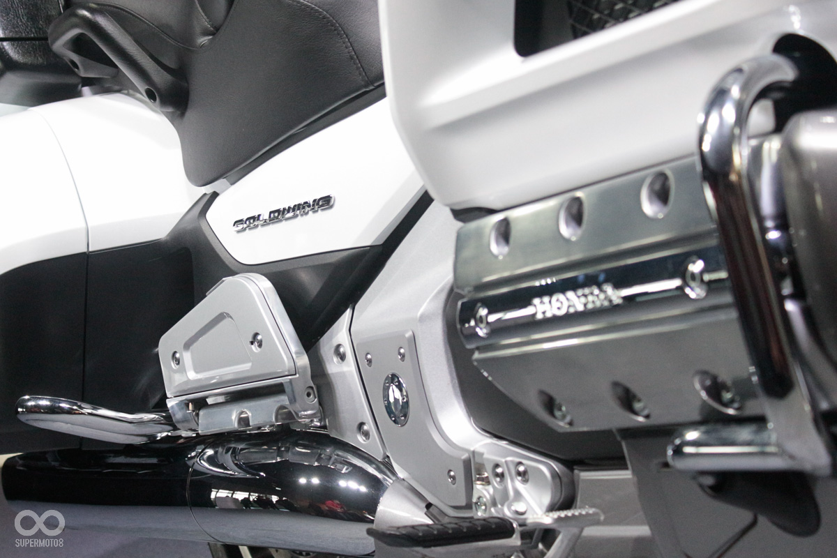 超大面積的後座踏板