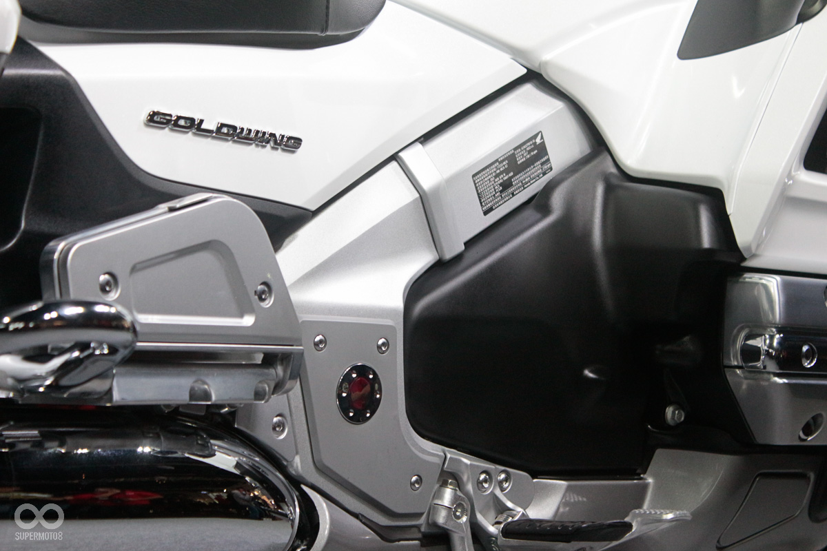 跑車等級的鋁合金環抱式車架