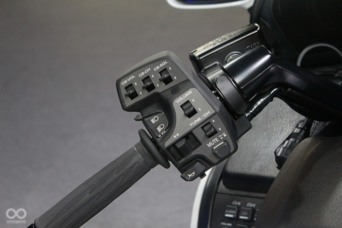 左側把手上按鍵非常多,大多用於音響控制,再下來是遠近燈切換、方向燈與喇叭