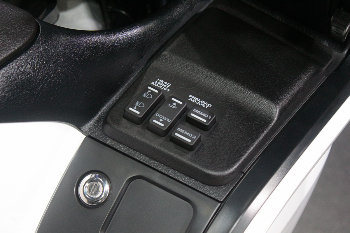 右側按鍵用於控制電子懸吊與大燈高度調整