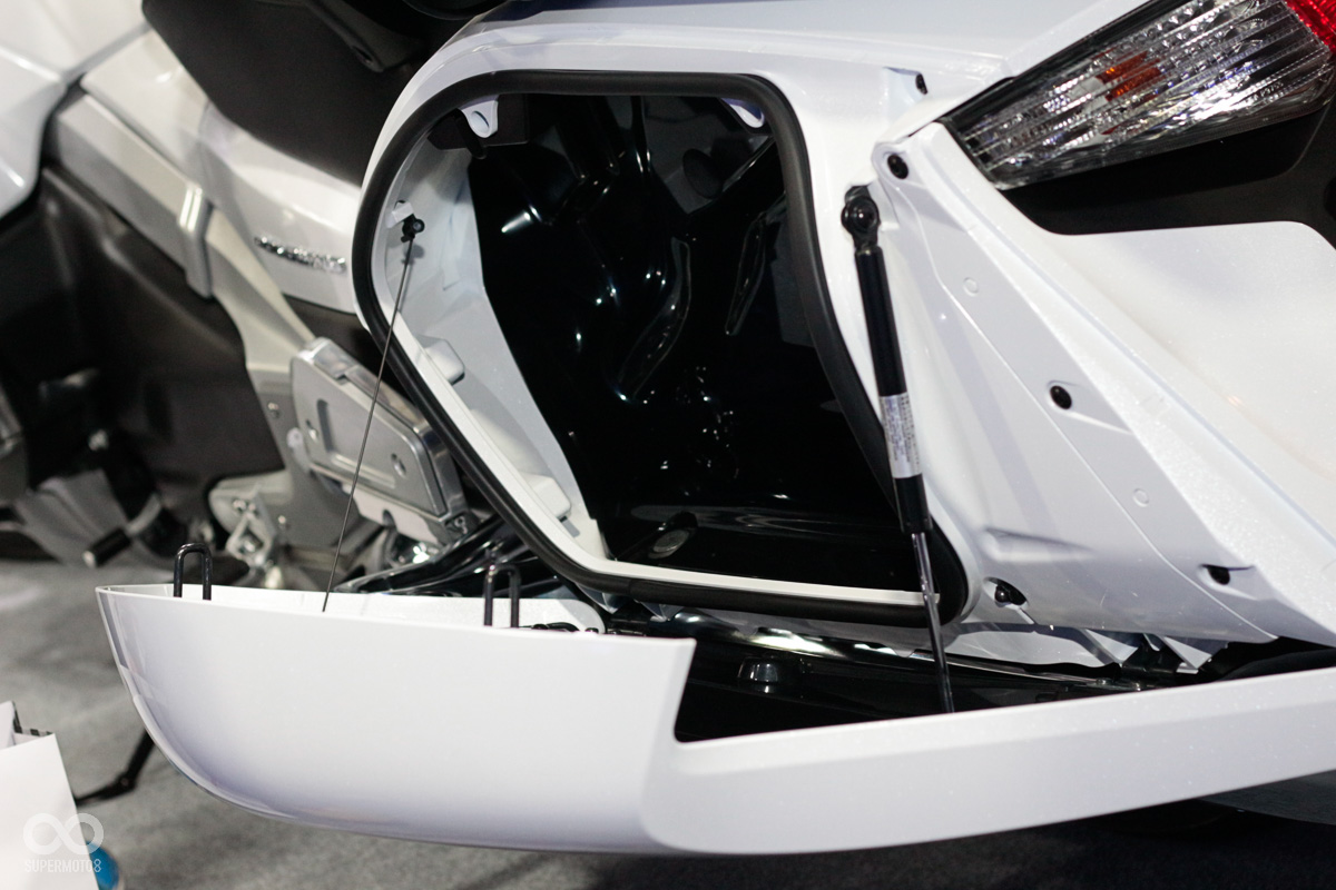 超大容量三箱,後箱61L能放入兩頂全罩安全帽,側箱容積則高達41L