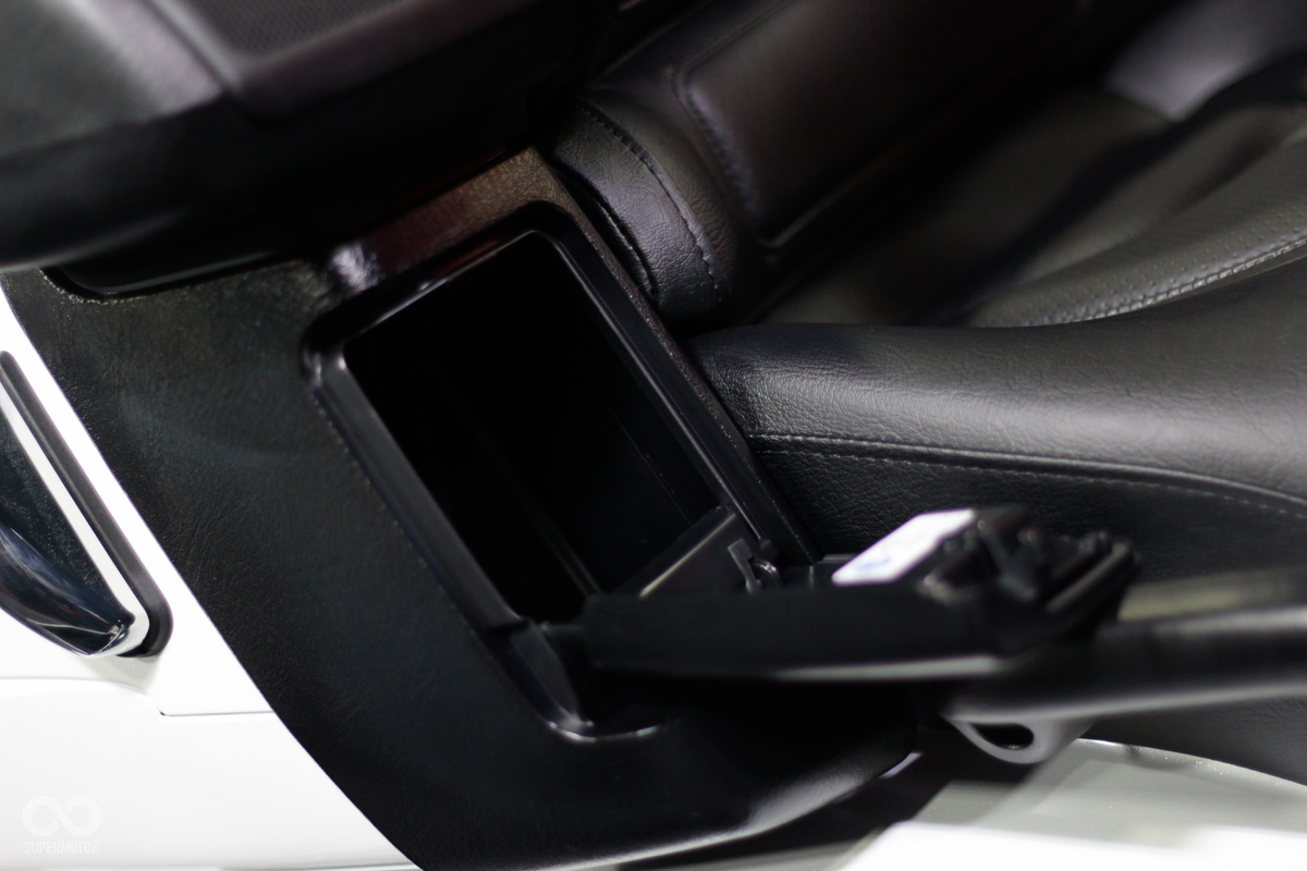 後座的兩側還有小型的收納空間