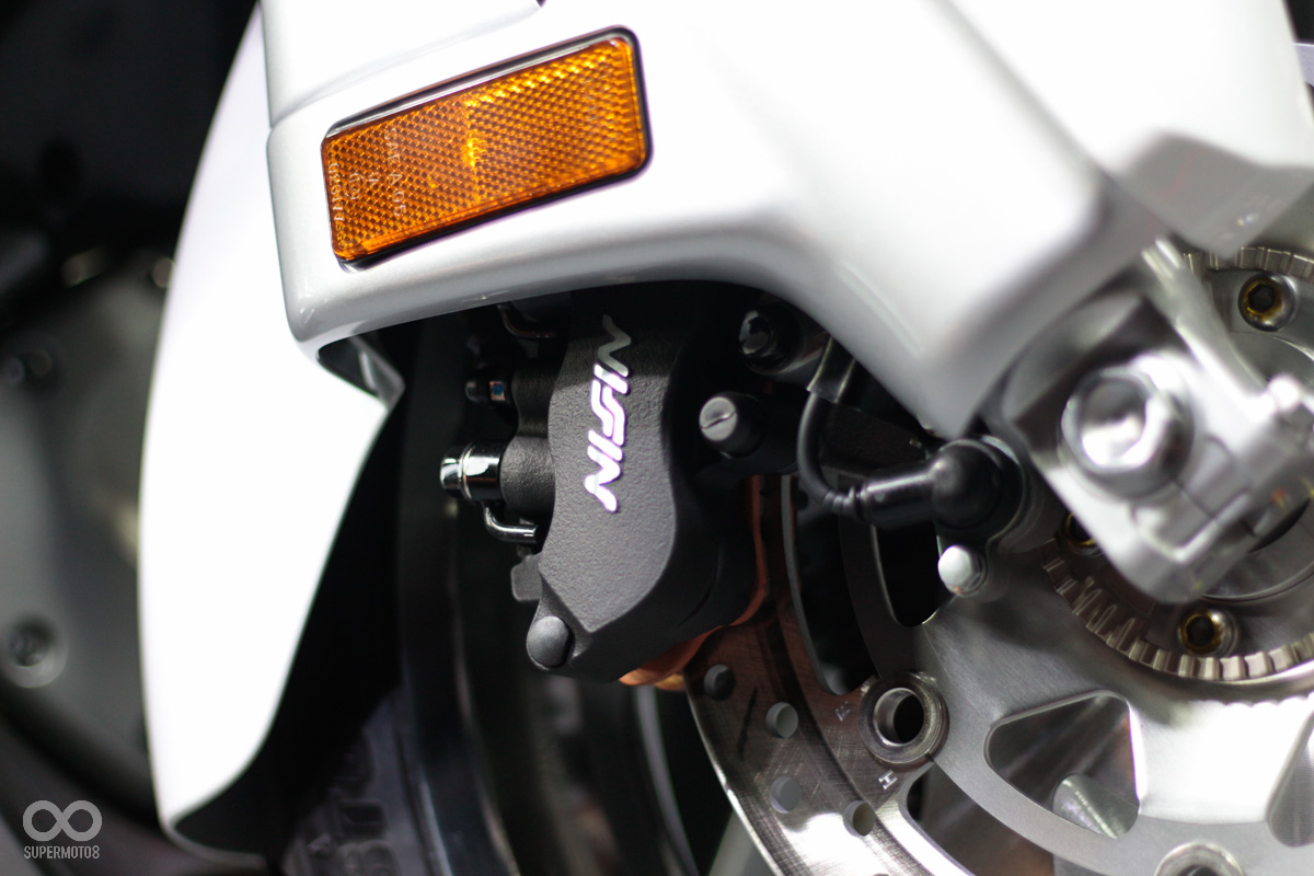 連動式ABS搭配單向三活塞卡鉗與防俯衝鉗叉,舒適與安全性兼備