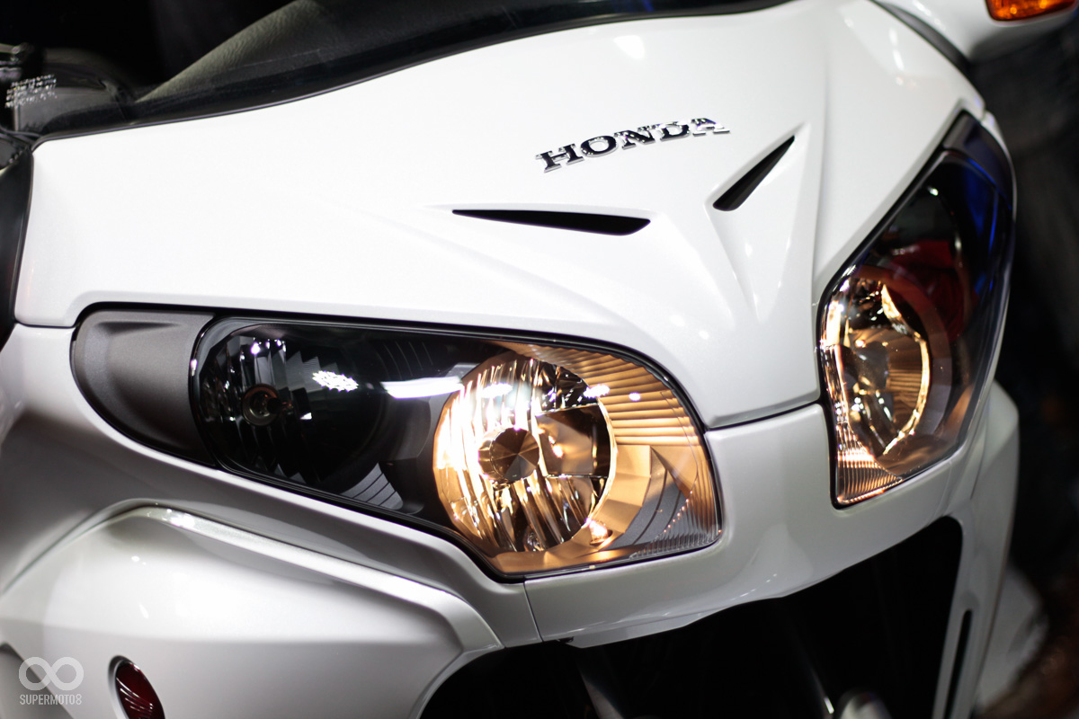 與整流罩造型整合的雙頭燈設計