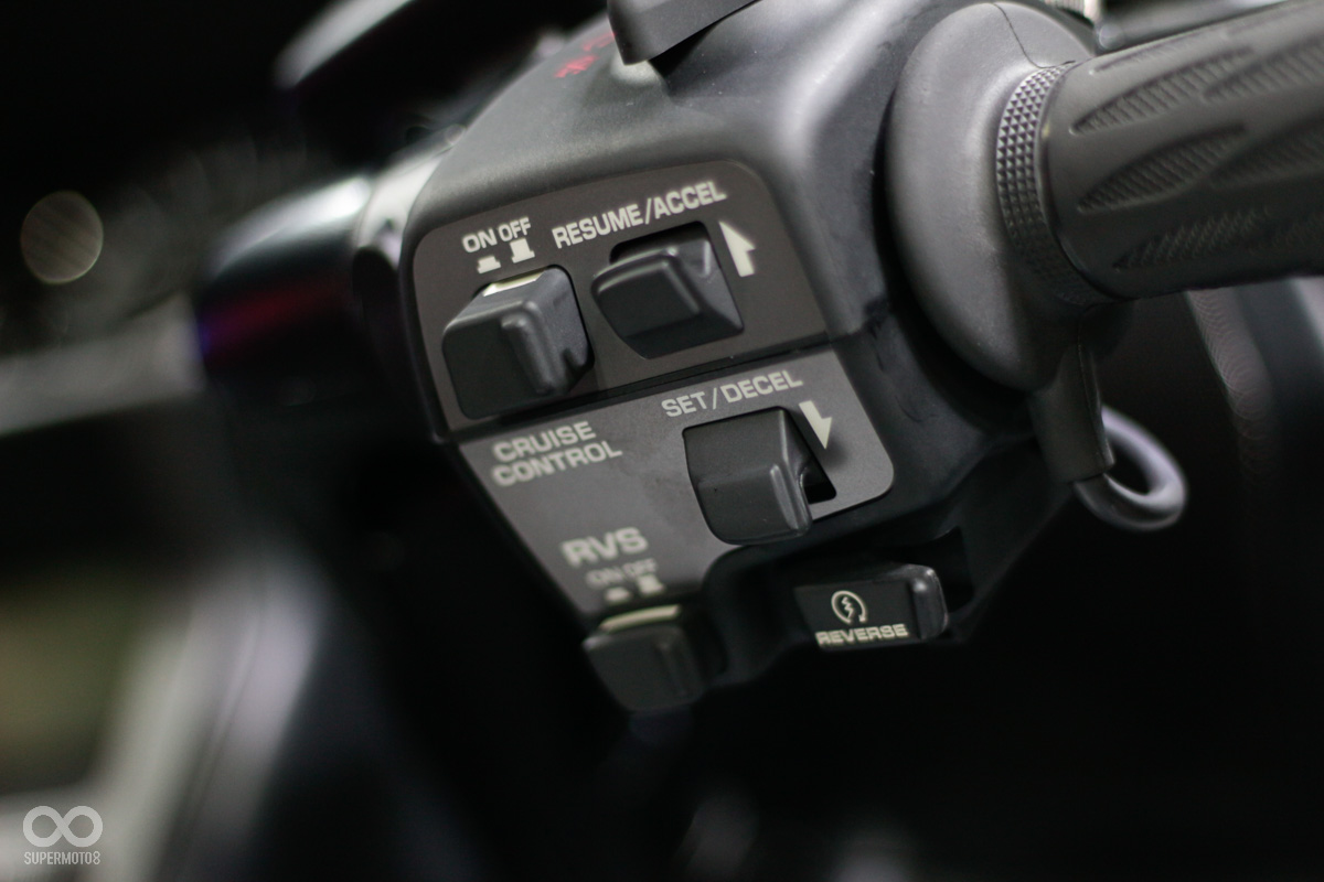 右側把手上有熄火開關、定速設定、啟動開關與電動倒檔開關