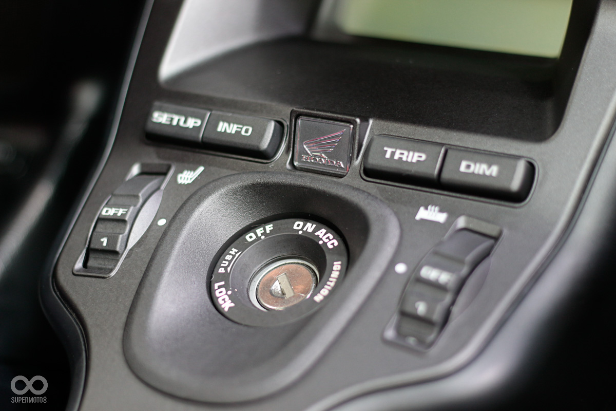 中央按鍵用於控制加溫把手與加溫座墊