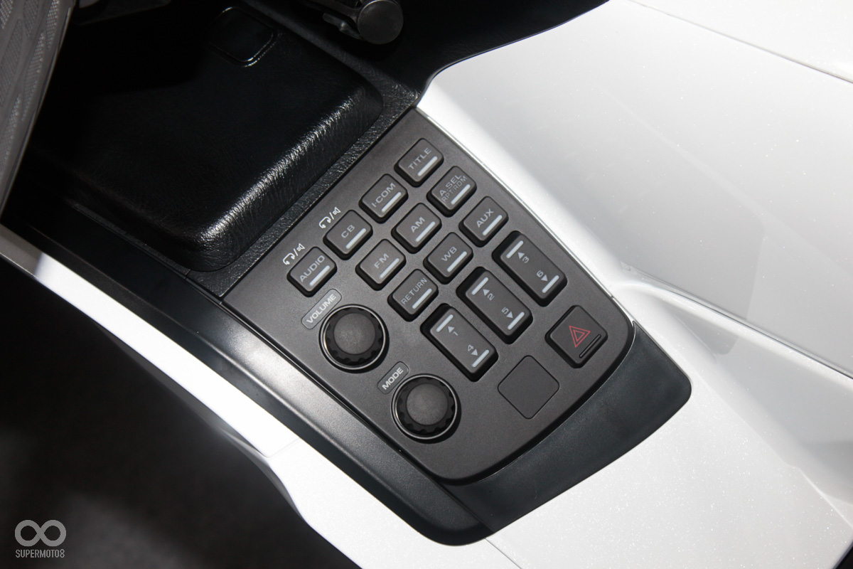 左側按鍵與左把功能類似,用於音響控制,但並沒有藍芽連結功能