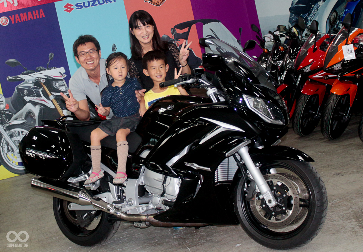 最大獎YAMAHA FJR-1300得主許先生一家人合影
