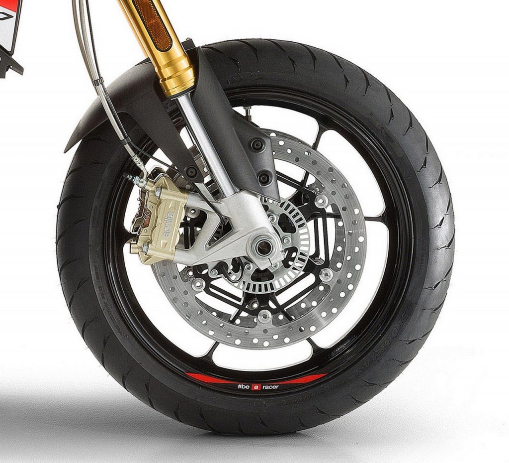 新款的三幅雙肋輪框比750車型輕2.1kg