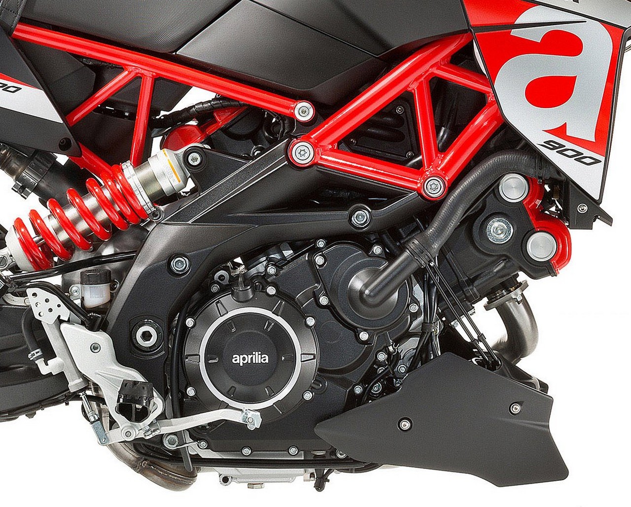 引擎維持V行雙缸水冷引擎,缸徑與750一樣為92mm,行程由56.4mm加長至67.4mm,馬力提升至93.9hp