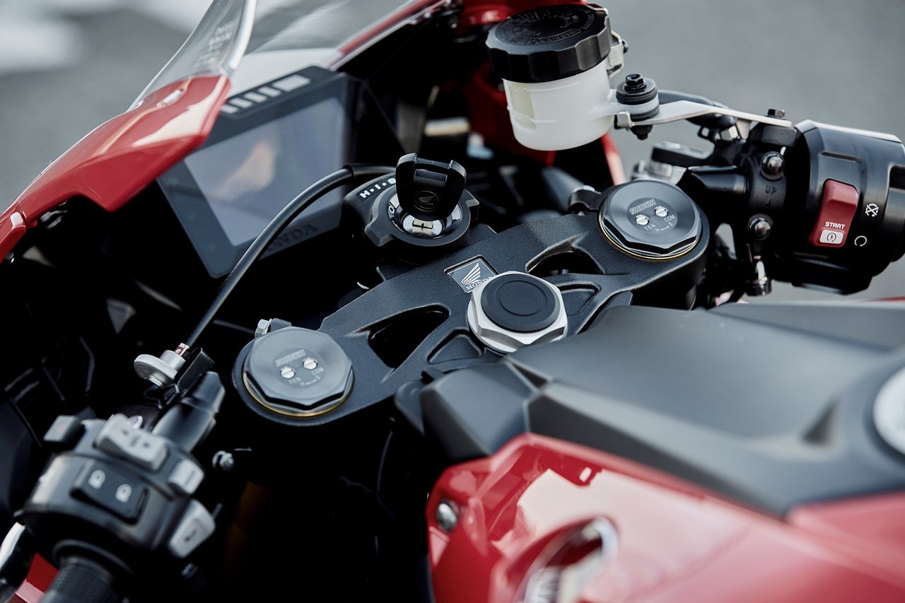 CBR1000RR搭載Showa BPF 43mm全可調前叉